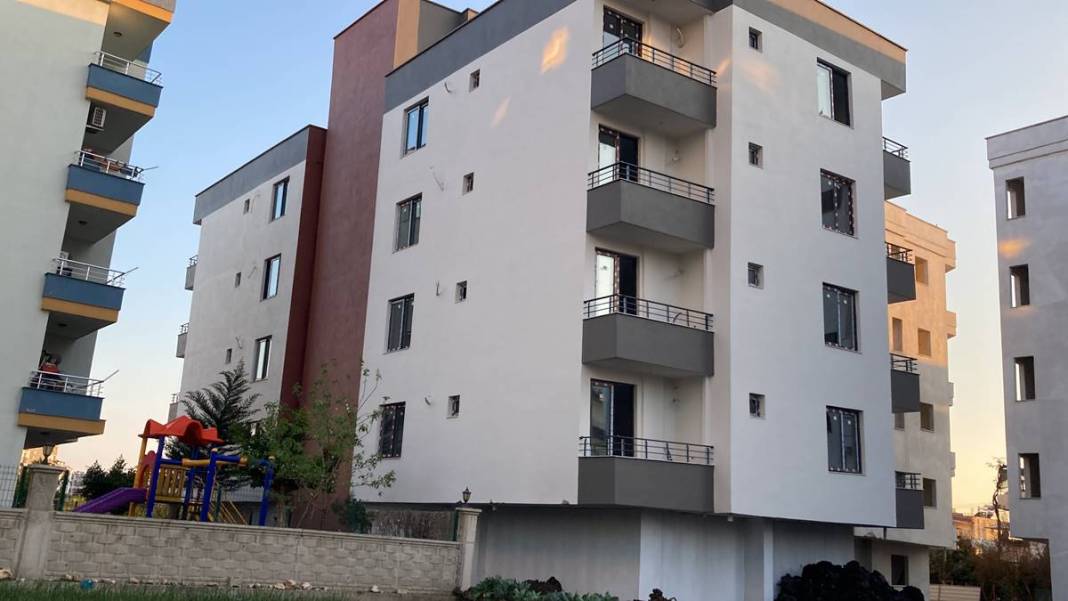 Sıfır bina yan yattı: İnşaatı yaparken zemini kontrol eden olmadı mı! Korkutan manzara 2